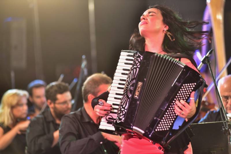 Μουσική παράσταση στη Συλλογή Ενδυμασιών «Βικτωρία Γ. Καρέλια»: «Αρώματα του κόσμου και της Ελλάδας» με τη Ζωή Τηγανούρια