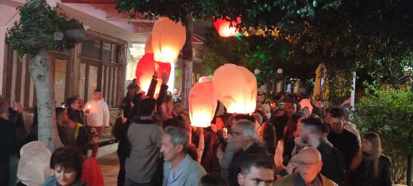 Εντυπωσιακή και φέτος η αναβίωση του πετάγματος των γλόμπων στην Κυπαρισσία (βίντεο-φωτογραφίες)