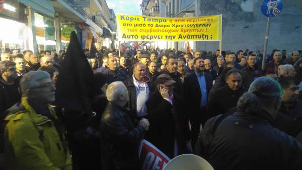 Τρίπολη: Ένταση διαδηλωτών με την Αστυνομία έξω από το Αναπτυξιακό Συνέδριο (βίντεο-φωτογραφίες)