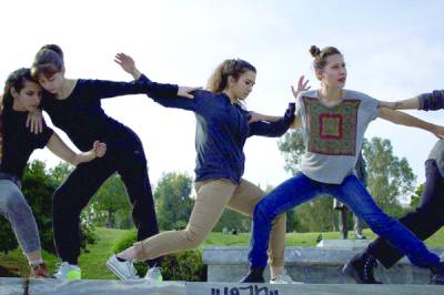 Μαριλίνα Μπεσσή, η πρώτη από δεξιά χορεύτρια