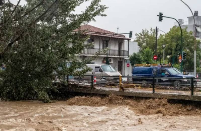 Ο πλημμυρισμένος Βόλος μέσα σε 45 λεπτά - Συγκλονιστική εικόνα πριν την καταιγίδα και μετά