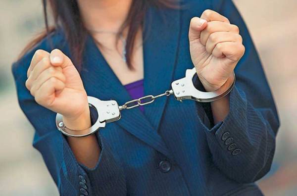 Σύλληψη 22χρονης για ληστεία στο Ασπρόχωμα