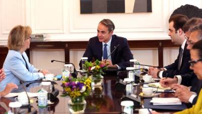 Συνάντηση του πρωθυπουργού με την επίτροπο Χρηματοοικονομικών Υπηρεσιών της ΕΕ