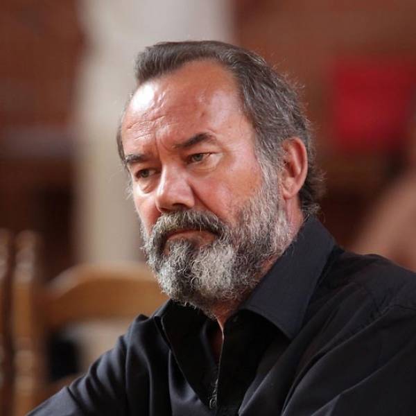 Γιάννης Καρατζογιάννης: «Το θέατρο είναι ζωντανό σαν την ερωτική επαφή»