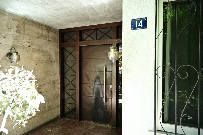 Επίθεση με γκαζάκια σε πολυκατοικία που διαμένει ο πρώην πρόεδρος του ΕΟΔΑΣΑΑΜ