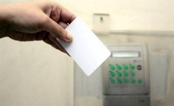 5.952 ευρώ για να χτυπούν κάρτα στο Διοικητήριο