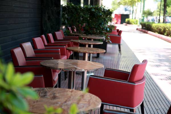 Καλαμάτα: Πρώτα άρση των παρανομιών και μετά άδειες για τραπεζοκαθίσματα σε λιμάνι και Παραλία