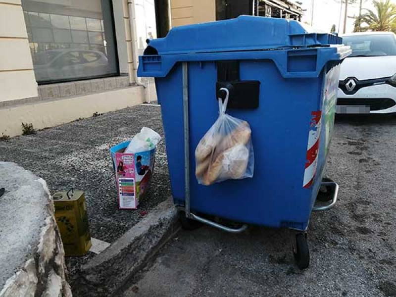 Τρόφιμα κρεμασμένα σε κάδους