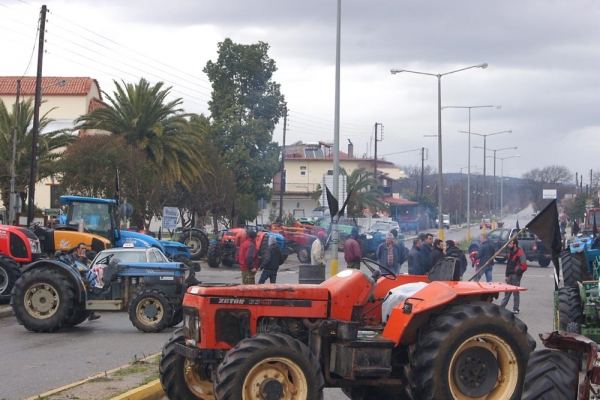 Συνεχίζεται το μπλόκο των αγροτών στο Σουληνάρι