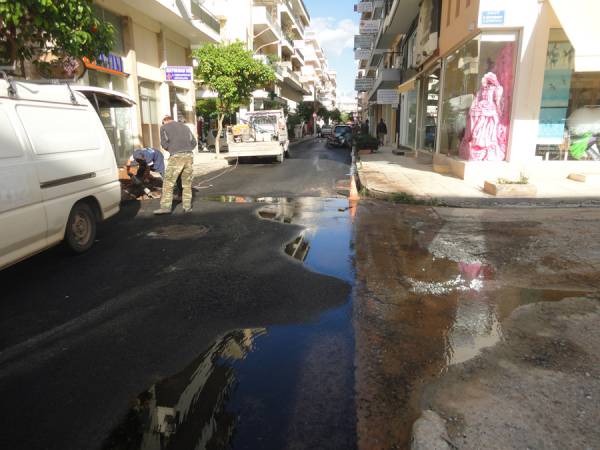 Εσπασε αγωγός στη Γεωργούλη - Μπαλώματα στην καινούργια άσφαλτο