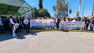 Συγκέντρωση διαμαρτυρίας από εργατικά σωματεία και συνταξιούχους: Αίτημα μαζικών προσλήψεων γιατρών στο Νοσοκομείο (βίντεο)