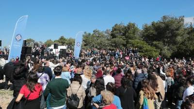 Χαρταετοί, σαρακοστιανά και γλέντι στον Λόφο Φιλοπάππου (βίντεο)