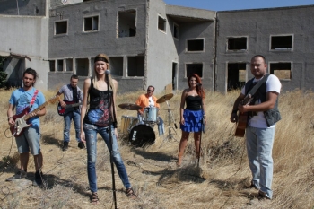 Η ΚΑΛΑΜΑΤΙΑΝΗ ΤΡΑΓΟΥΔΙΣΤΡΙΑ ΑΘΗΝΑ ΓΙΑΝΝΑΚΕΑ ΣΤΗΝ &quot;Ε&quot; &quot;Μόνος τρόπος προώθησης της δουλειάς μας είναι το Διαδίκτυο&quot;