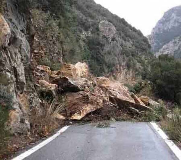 Τεράστιο πρόβλημα με τις κατολισθήσεις στον Ταΰγετο: Οδηγός γλίτωσε τελευταία στιγμή! (φωτογραφίες)