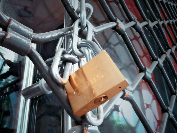 Η Αστυνομία και όχι ο δήμος θα σφραγίζει τα καταστήματα