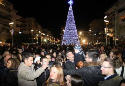 Εκδηλώσεις στο άναμμα του δέντρου στην Καλαμάτα