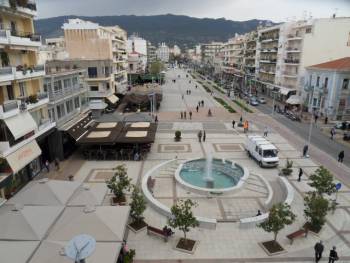 Δημόπουλος: "Εχει περισσότερα δέντρα η πλατεία αλλά είναι μικρά"