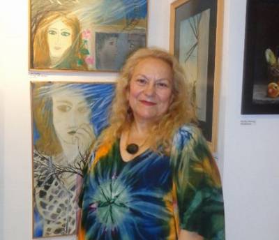 Η Νότα Κυμοθόη στην «Ε»: “Οσα δεν μπορώ να εκφράσω εικαστικά με ζωγραφική, τα εκφράζω λογοτεχνικά”