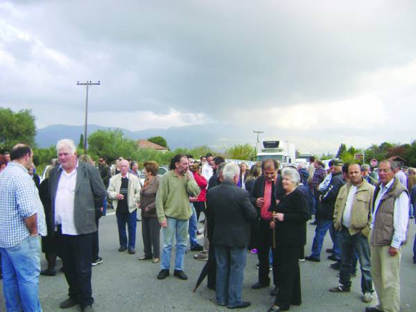 Οι κάτοικοι έκλεισαν πάλι το δρόμο στην Καλλιρρόη