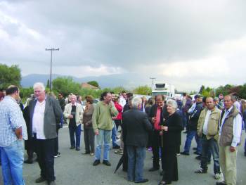 Οι κάτοικοι έκλεισαν πάλι το δρόμο στην Καλλιρρόη