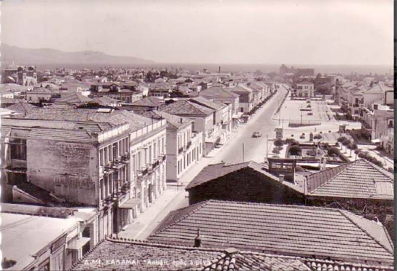 Κατεβάστε ΔΩΡΕΑΝ: “Μια πλατεία πολλές ιστορίες” από τον Ηλία Μπιτσάνη