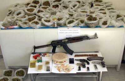 Πύργος Διρού: Συνελήφθη 63χρονος με 5,5 κιλά χασίς και καλάσνικοφ στο σπίτι του! (φωτογραφίες)