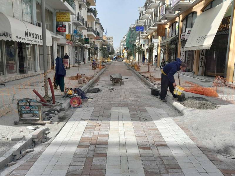 Καλαμάτα: Ολοκληρώνεται η στρώση κυβόλιθων στην Κολοκοτρώνη