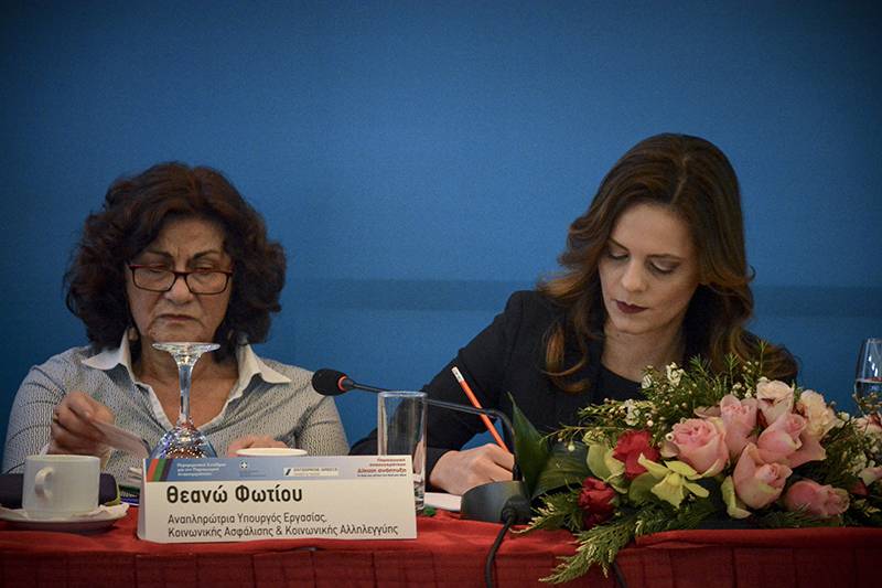 “Ξιφομαχία” Θεανώς με Ντίνα για τους Ρομά