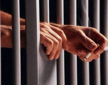 Πήγε να "περάσει" ναρκωτικά στα κρατητήρια, αλλά τους έπιασαν