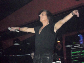 Αποθεώθηκε στην Καλαμάτα ο Βασίλης Παπακωνσταντίνου