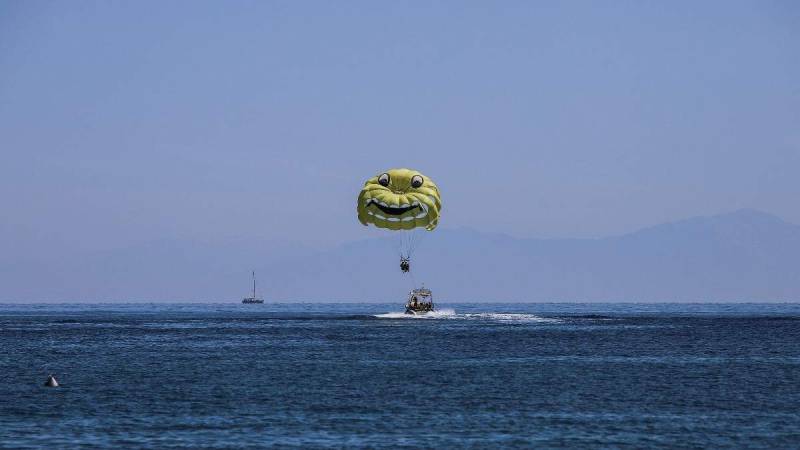 Τραγωδία στα Σύβοτα: Νεκρή γυναίκα που έκανε αλεξίπτωτο θαλάσσης (βίντεο)