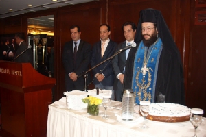 Καλαματιανός αρχιμανδρίτης ευλόγησε την πίτα του Αδωνι
