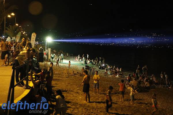 Κοσμοπλημμύρα στην παραλία για την 3η Γαλάζια Νύχτα