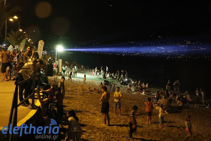 Κοσμοπλημμύρα στην παραλία για την 3η Γαλάζια Νύχτα
