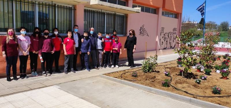 Λουλούδια φύτεψαν οι μαθητές στο 4ο Δημοτικό Μεγαλόπολης