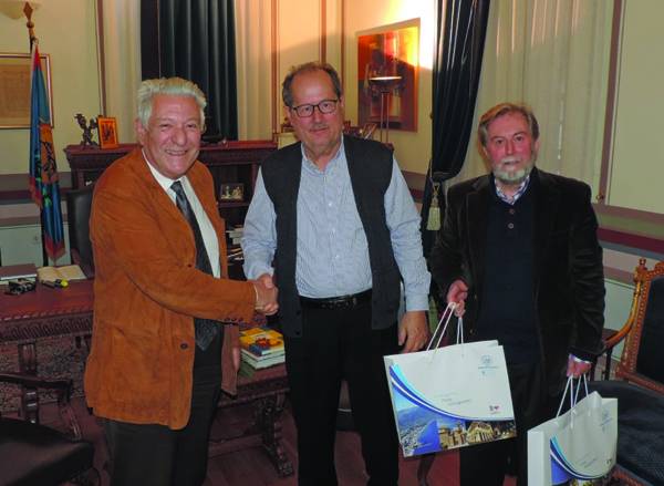 Ο ακαδημαϊκός φυσικός Ιωάννης Ηλιόπουλος στο δημαρχείο Καλαμάτας