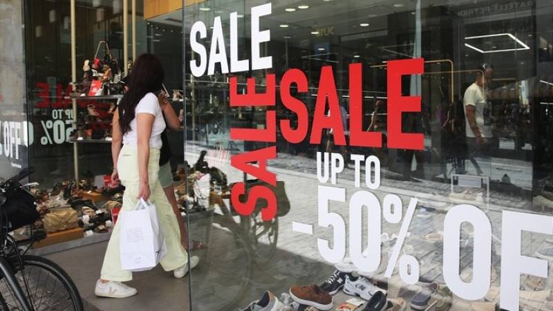 Η εκτίμηση του ΕΒΕΠ για τις επιπτώσεις του καύσωνα στο τζίρο των θερινών εκπτώσεων