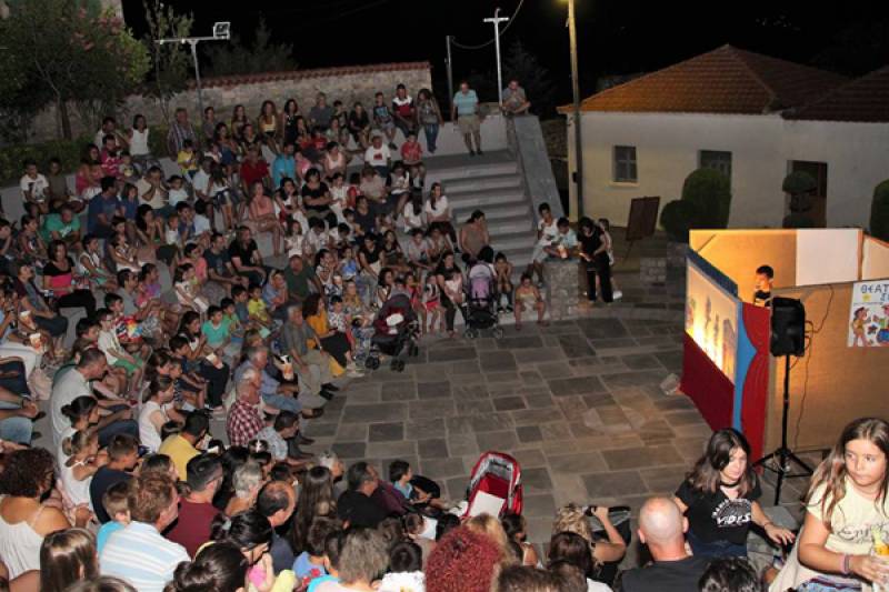 Διασκέδασαν με τα καμώματα του Καραγκιόζη στο Διαβολίτσι