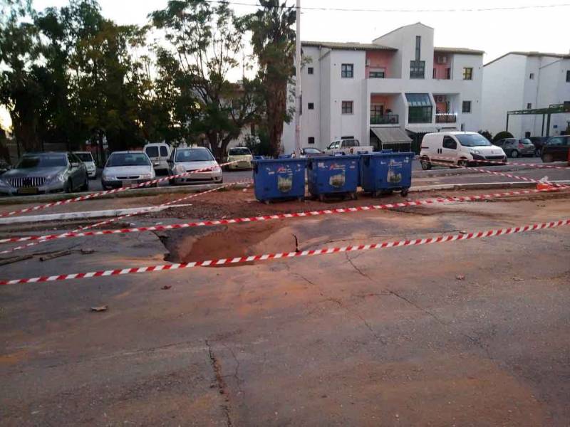 Καλαμάτα: Καθίζηση του οδοστρώματος λίγα μέτρα από το Πανεπιστήμιο Πελοποννήσου (φωτογραφίες)
