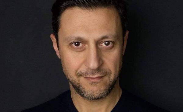 Ο συγγραφέας Μανώλης Ανδρειωτάκης στην “Ε: “Το καλό μυθιστόρημα είναι βάλσαμο για την ψυχή”