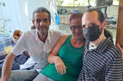 Πύργος: Ο Θύμιος έσμιξε ξανά με την οικογένειά του - Η φωτογραφία αγκαλιά με δύο από τα αδέρφια του