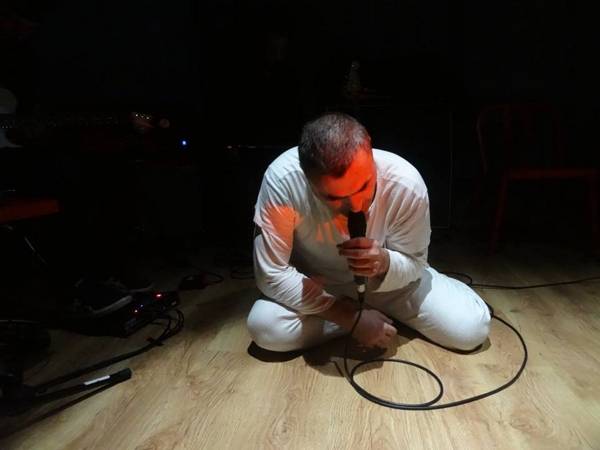 Ο Γιώργος Ζωντανός στην “Ε”: ”Τα έργα της Σάρα Κέιν λένε τα ανείπωτα”