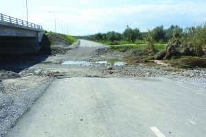 Πρόβλημα στη Μικρομάνη: Κόβεται στο ρέμα ο… παράδρομος
