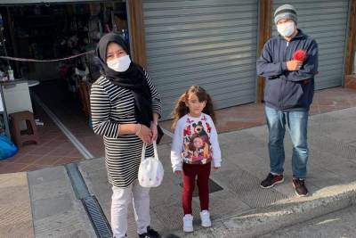 Μυτιλήνη: Μια οικογένεια Αφγανών προσφύγων βρήκε και παρέδωσε σε αστυνομικό ένα πορτοφόλι