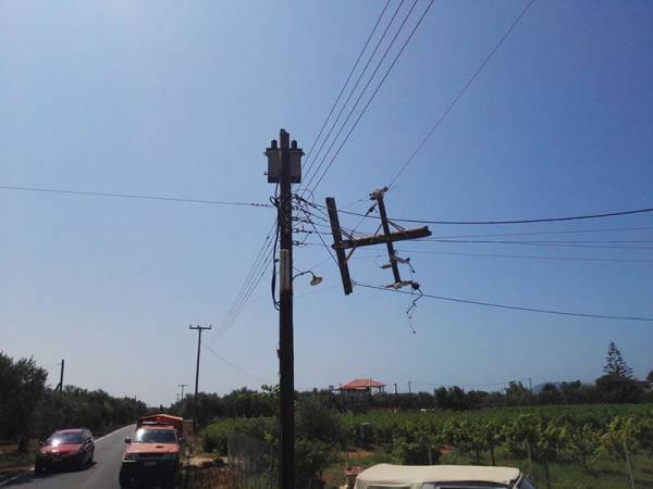 Φωτιά σε κολόνα της ΔΕΗ στα Φιλιατρά