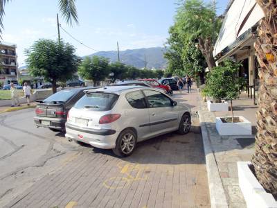Αυτοκίνητα στους ποδηλατόδρομους