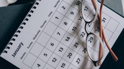 Οι αργίες του 2026: Πότε πέφτουν τριήμερα και τετραήμερα ξεκούρασης