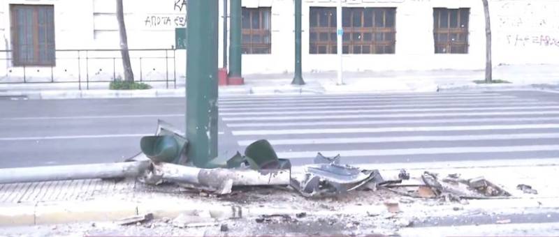 Σοβαρό τροχαίο στην Πατησίων: Αυτοκίνητο έπεσε σε φανάρι και διαλύθηκε (βίντεο)