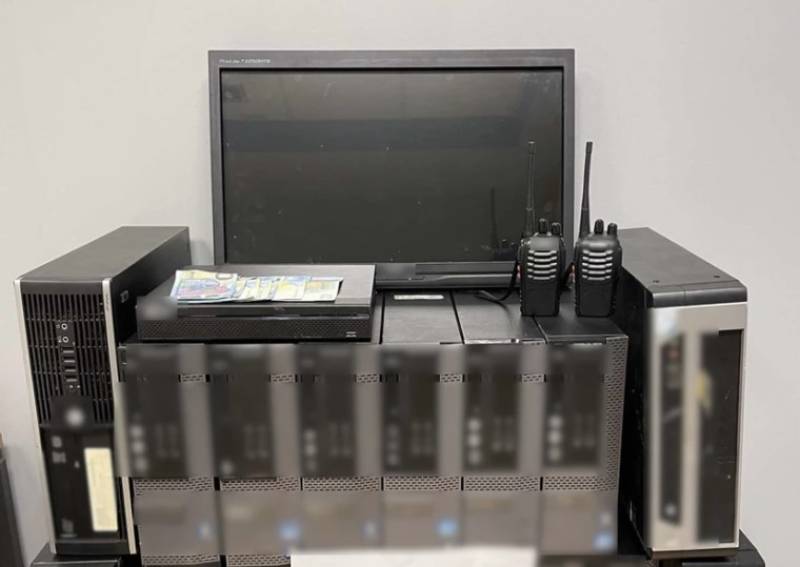 Ηλεία: Έφοδος και 9 συλλήψεις για φρουτάκια σε παράνομο «μίνι καζίνο»