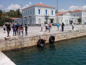 Πατέρας έσωσε τα παιδιά του ενώ το αμάξι βυθιζόταν στο λιμάνι